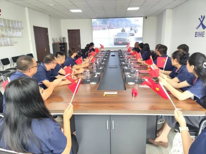 EIHE tērauda konstrukciju grupa organizēja 93. militārās parādes tiešraides skatīšanos